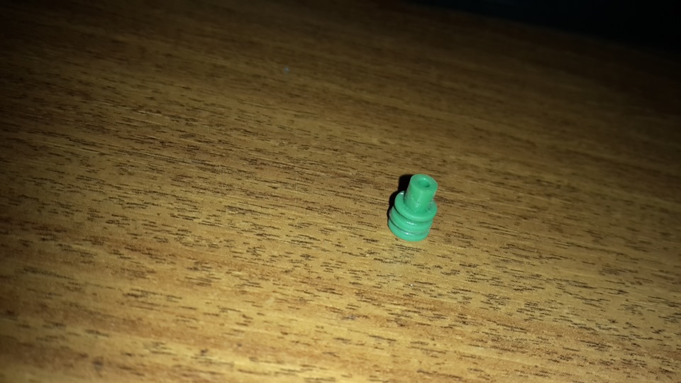 заглушка, которые надо извлечь (вторую потерял когда вынимал))) ) — Opel Astra H