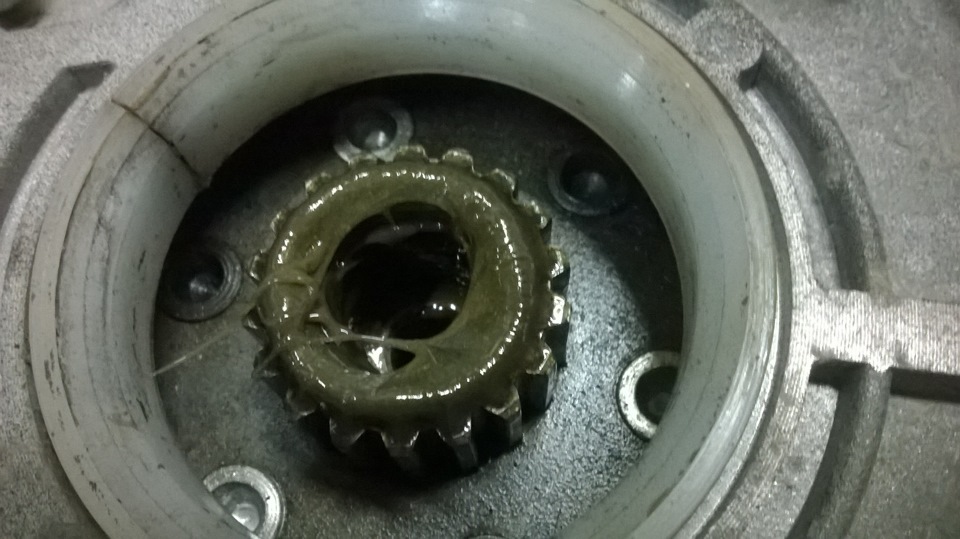 Сальник со стороны редуктора тоже капролон — Suzuki Escudo (1G)