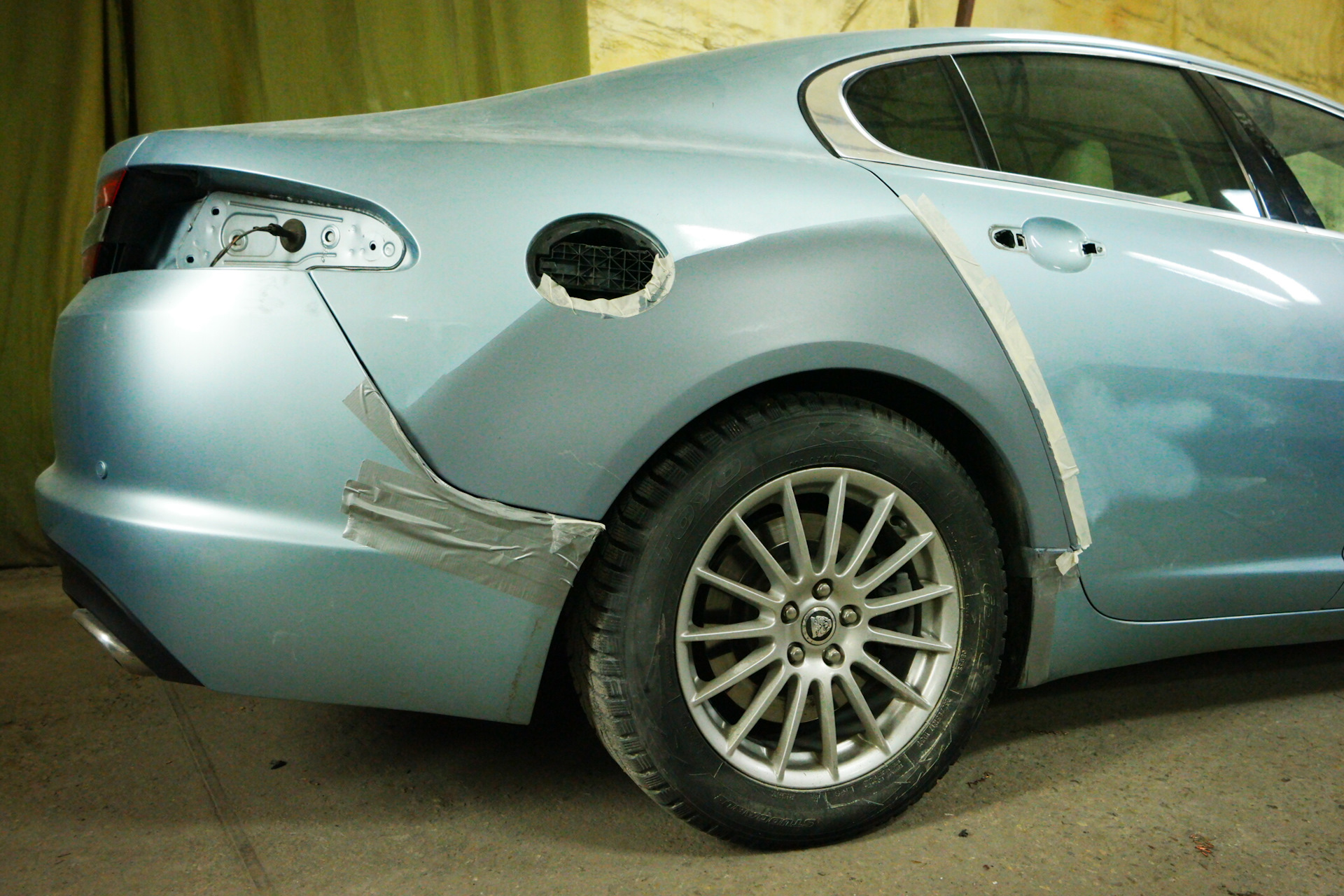 Ремонт алюминиевого автомобиля. Ягуар алюминиевый кузов. Ягуар XF 2014 ржавчина. Покраска кузова на Ягуар. Расширение кузова металлом.