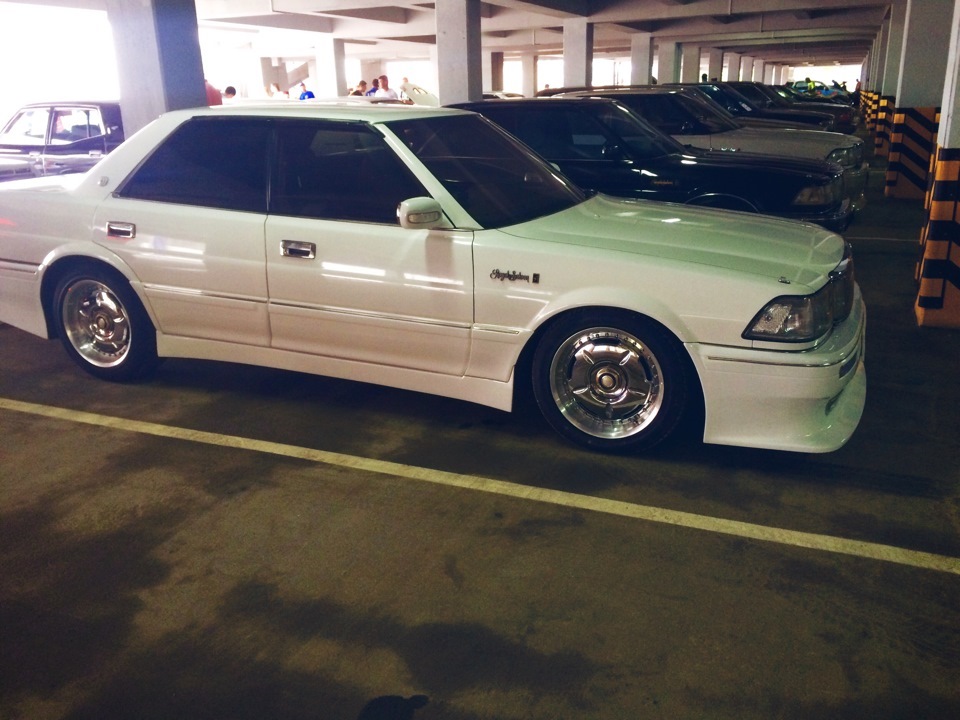 Toyota crown 131 wide body отличие