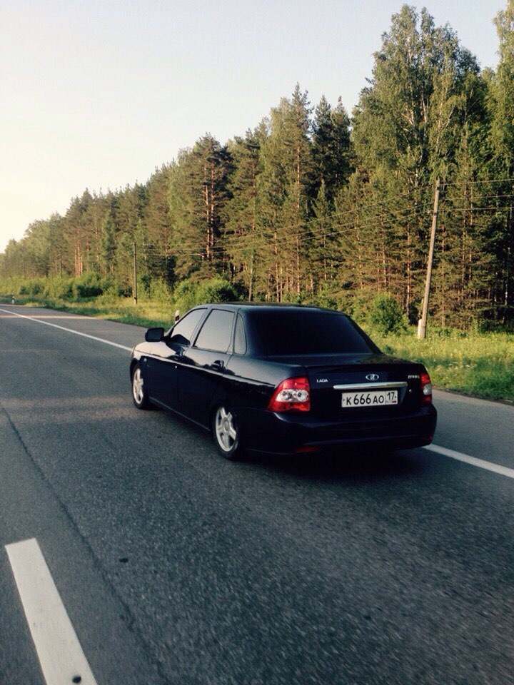 Приора едет. Лада Приора седан - 70. Низкая Приора. Приора в движении.