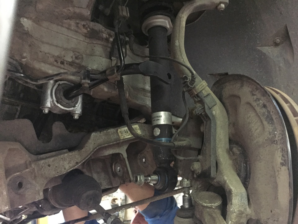 Тойота королла стабилизатор передний. Подходит ли задний стабилизатор от легаси к форестеру. Установка резинок на стабилизаторе мазда кседос. Стабилизатор поперечной устойчивости нива 21214. Установка переднего стабилизатора.