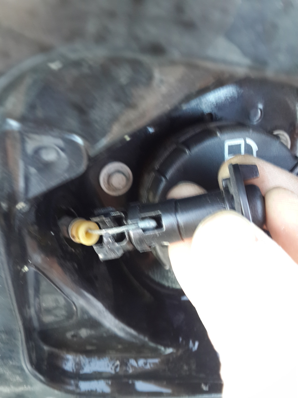 Замерз замок лючка бензобака — Chevrolet Aveo 5-door (1G), 1,2 л, 2009 ...