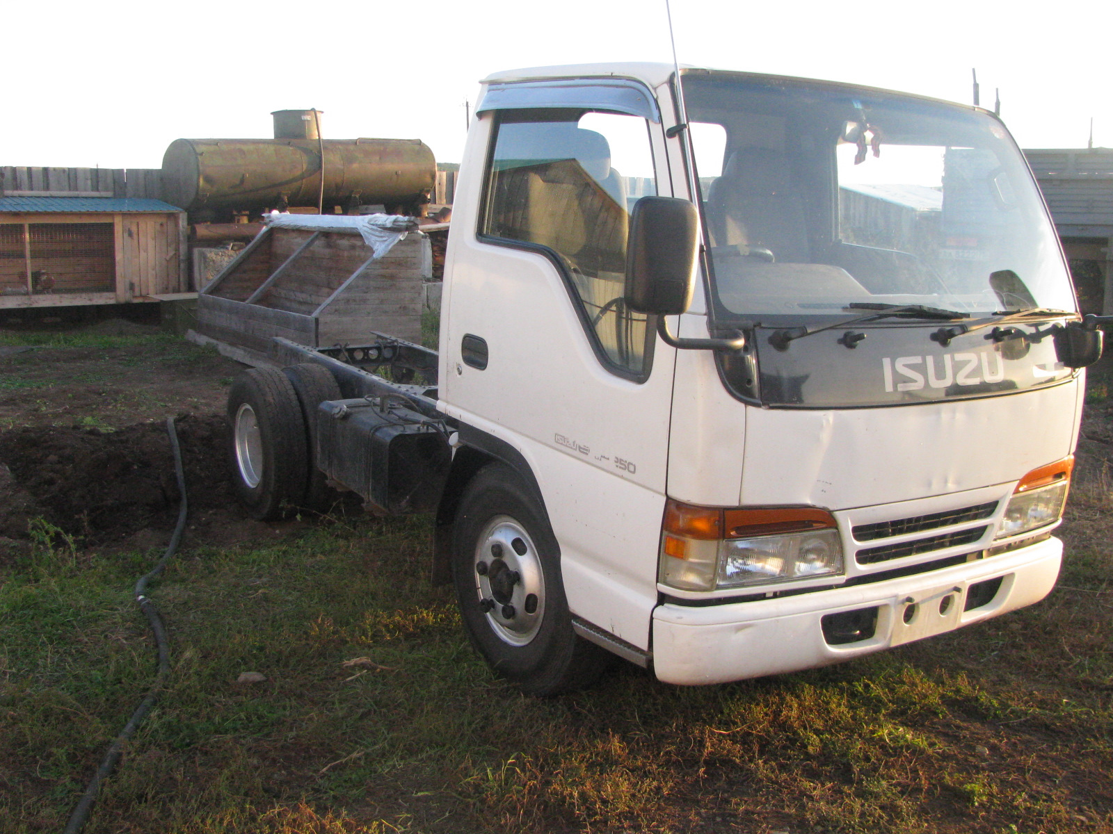 Isuzu elf 4. Isuzu Elf 1995. Самосвал Исудзу 1995 года. Isuzu Elf 1995 года. Исузу Эльф самосвал.