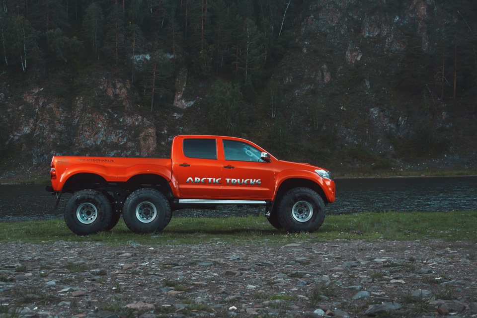 Тойота Hilux Arctic Trucks 6x6