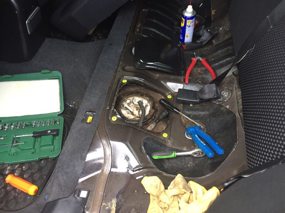 чем я занимался сегодня, снятие топливного насоса и чистка фильтра ...