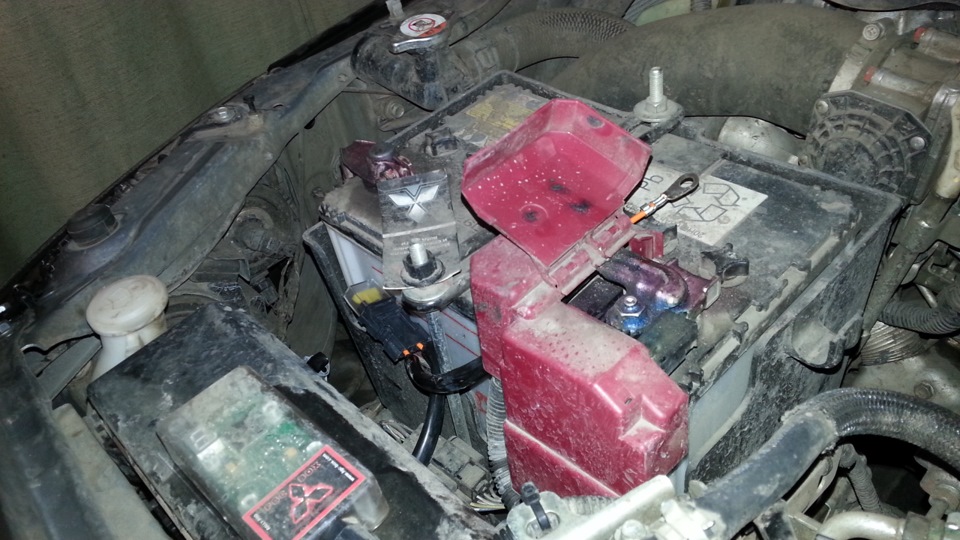 Максимально что пришлось делать — прикрутить один проводок на + аккумулятора. Даже предохранитель с герметичной колодкой был в комплекте — Mitsubishi L200 (4G)