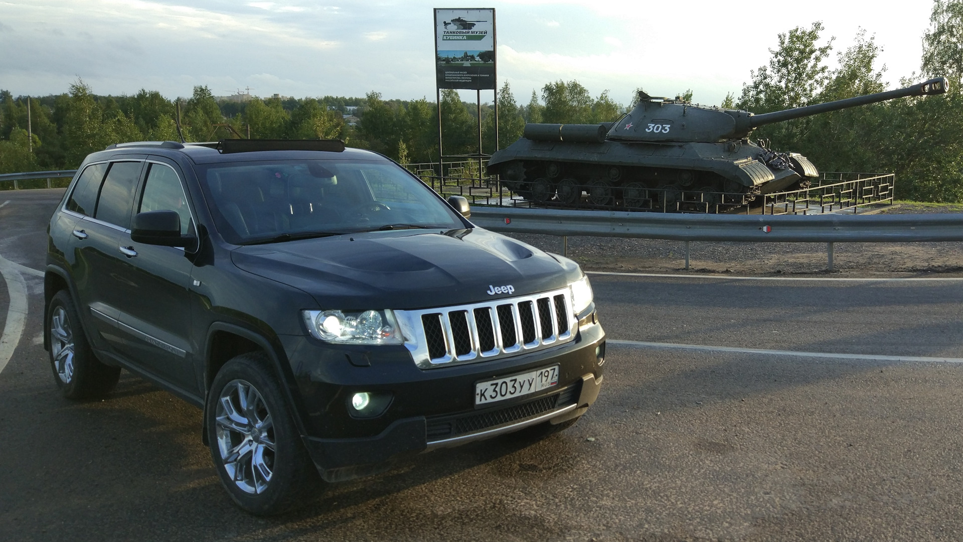 Jeep grand cherokee 5.7. Джип Гранд Чероки 5.7 л. Стекло водителя джип Гранд Чероки WK. Гранд Чероки wk2 заднее стекло открывание. Jeep Grand Cherokee сгорел.