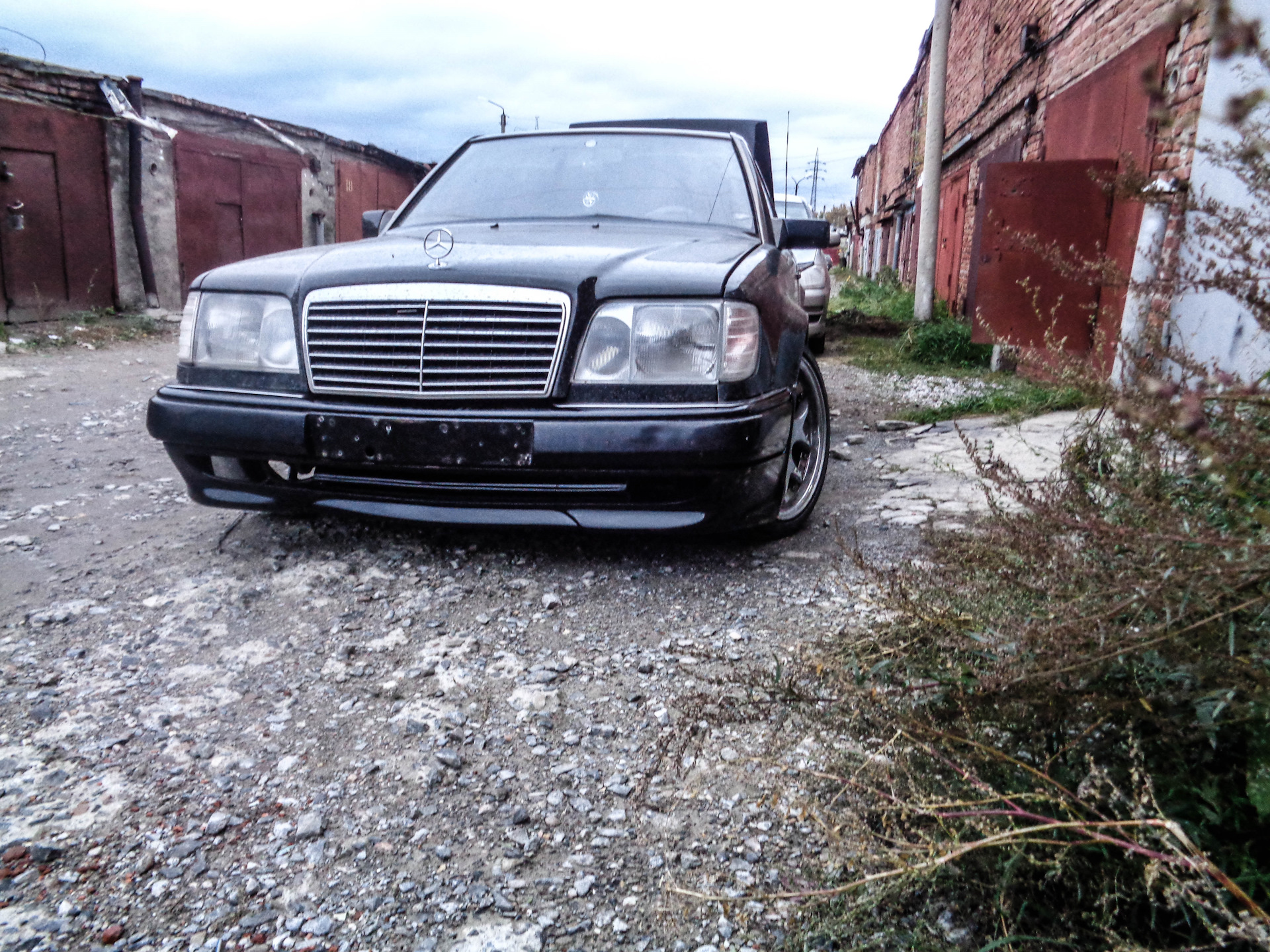 W140 бампер передний. W124 e500. Mercedes w124 без бампера. 124 Мерседес без бампера. АМГ бампер w124.