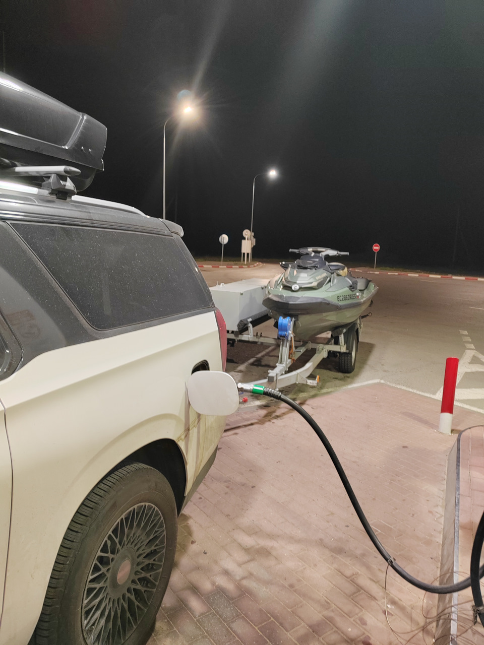 Фотография «Кормим коня по дороге в Волгоград»