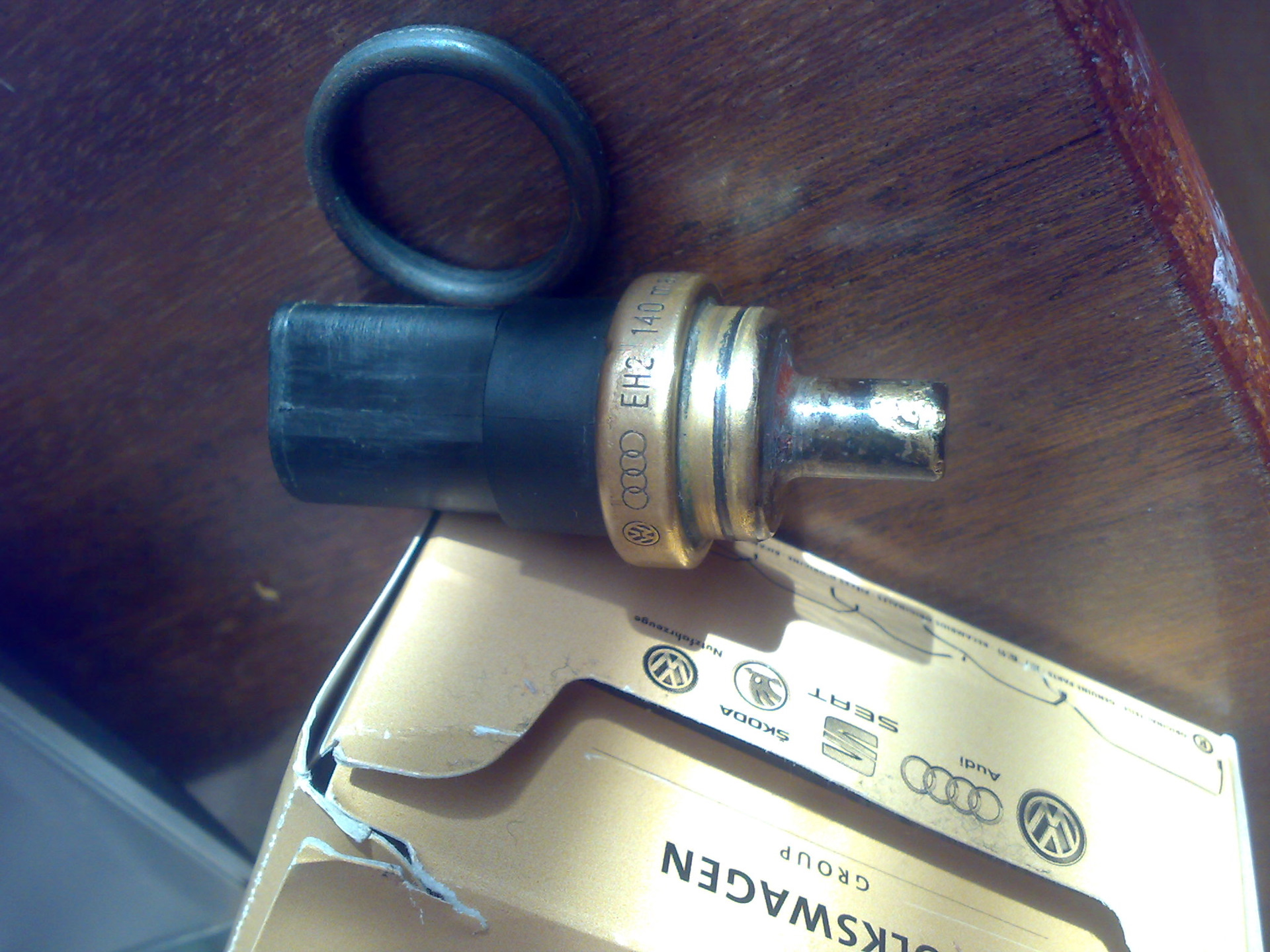 Датчик температуры на холостой ход. Датчик температуры на холостой ход. Датчик температуры шевроле блейзер 4. Датчик воздуха шевроле блейзер 4. Датчик на помпе мерседес 124.