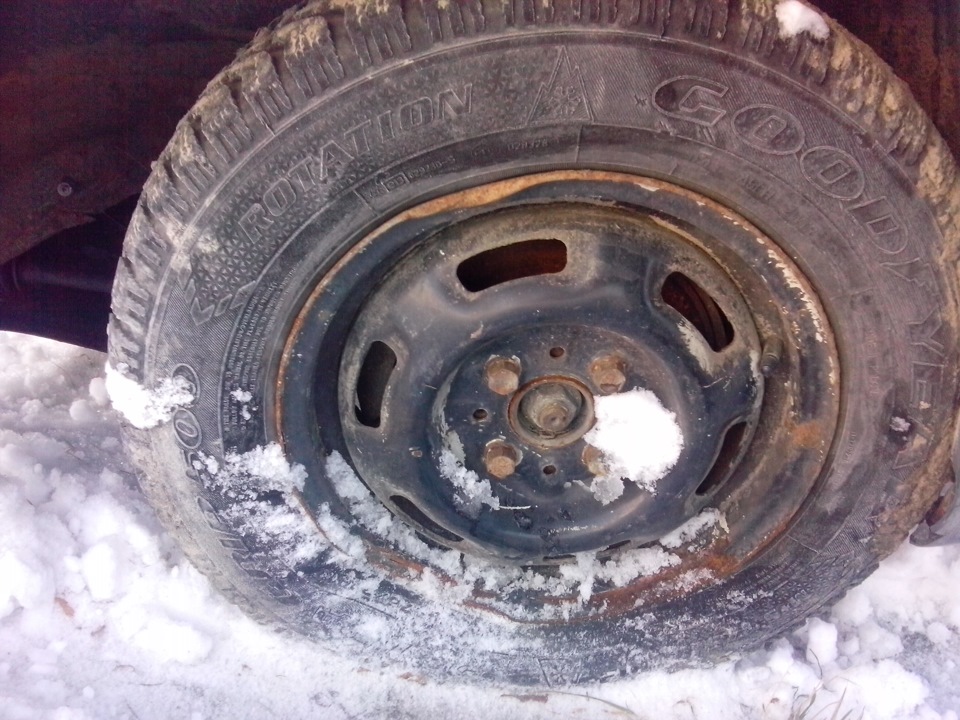 выбил колесо о бордюр. — Lada 21093, 1,5 л, 2001 года | покатушки | DRIVE2