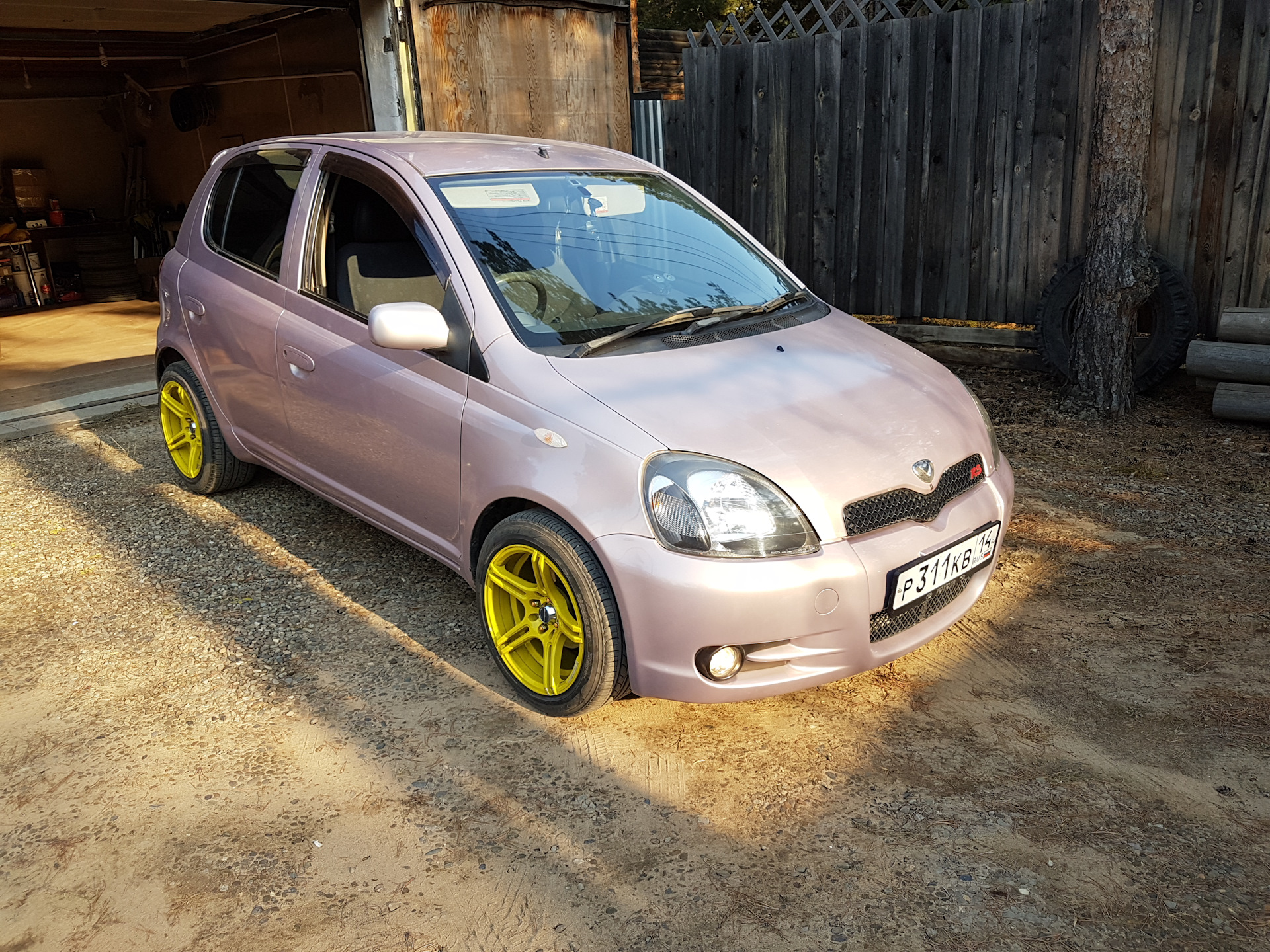 Тойота витц 2001. Toyota Vitz RS 2001. Toyota Vitz RS 1999. Toyota Vitz 2001 диски.