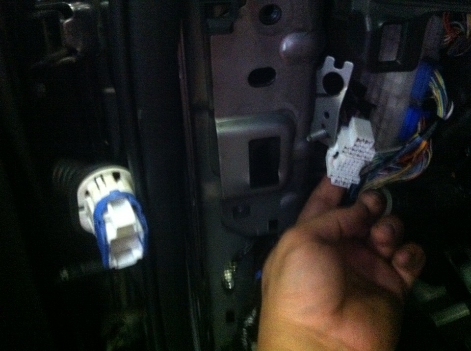 Протяжка акустических проводов в двери. — Mazda 3 (2G) BL, 1,6 л, 2011 ...