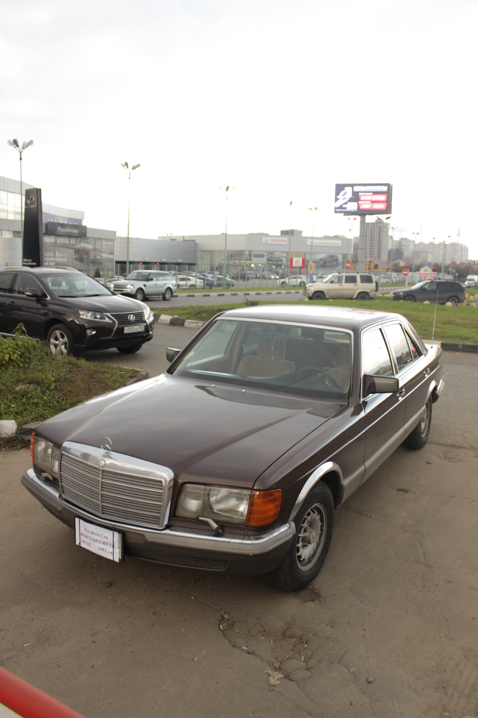 Перед автосалоном MB Измайлово. — Mercedes-Benz S-Class (W126), 3,8 л, 1985  года | фотография | DRIVE2