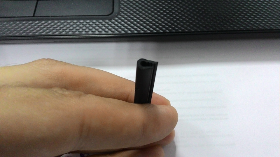 Уплотнитель небольшой, внутри есть зубцы для лучшего сцепления. — Renault Logan (2G)