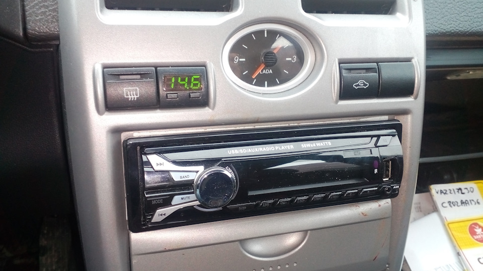 это не грязь на шкафчике, а кровь — порезался пока магнитолу вытаскивал — Lada Приора хэтчбек