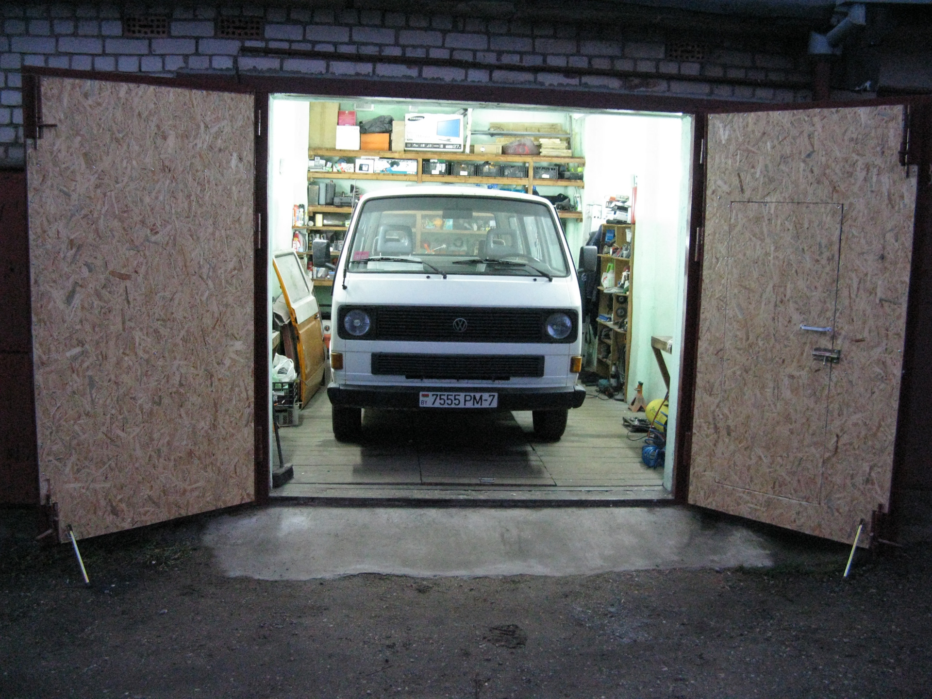 Оформление ворот гаража изнутри