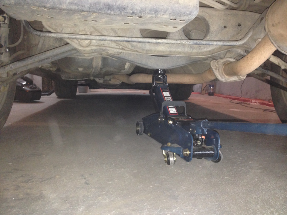 Замена втулок заднего стабилизатора — Toyota Harrier (1G), 3 л, 1999 ...