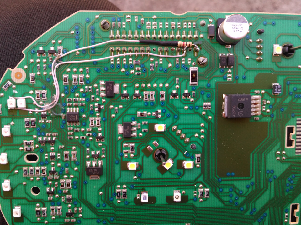 С 16го пина через резистор 1к (такой был под рукой, смд не было) +12 после замка зажигания, с 18го пина 'масса' с датчика, (точнее с реле инвертированный сигнал). Сверху светодиода отрезал дорожку, так как на ней постоянно 5в. — Renault Laguna II