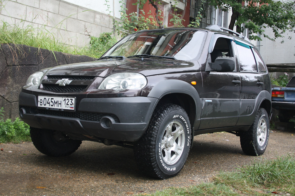 Нива шевроле 15. 235 75 15 На ниву Шевроле. Chevrolet Niva 235/75 r16. 235/75 R15 на ниву Шевроле. 215/75 R16 на ниву Шевроле.