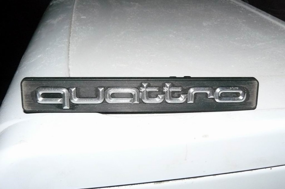 Шильдик QUATTRO — Audi 200 (C3), 2,1 л, 1985 года | аксессуары | DRIVE2