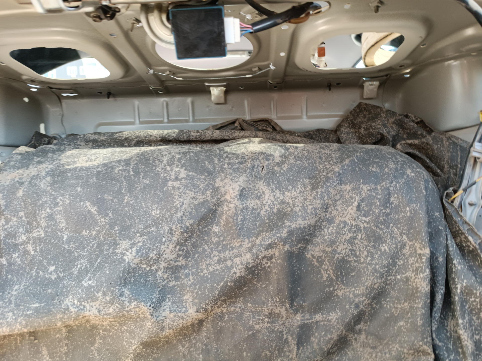 Сабвуфер в заднюю полку и багажник — Toyota Mark II (90), 2,5 л, 1995 ...