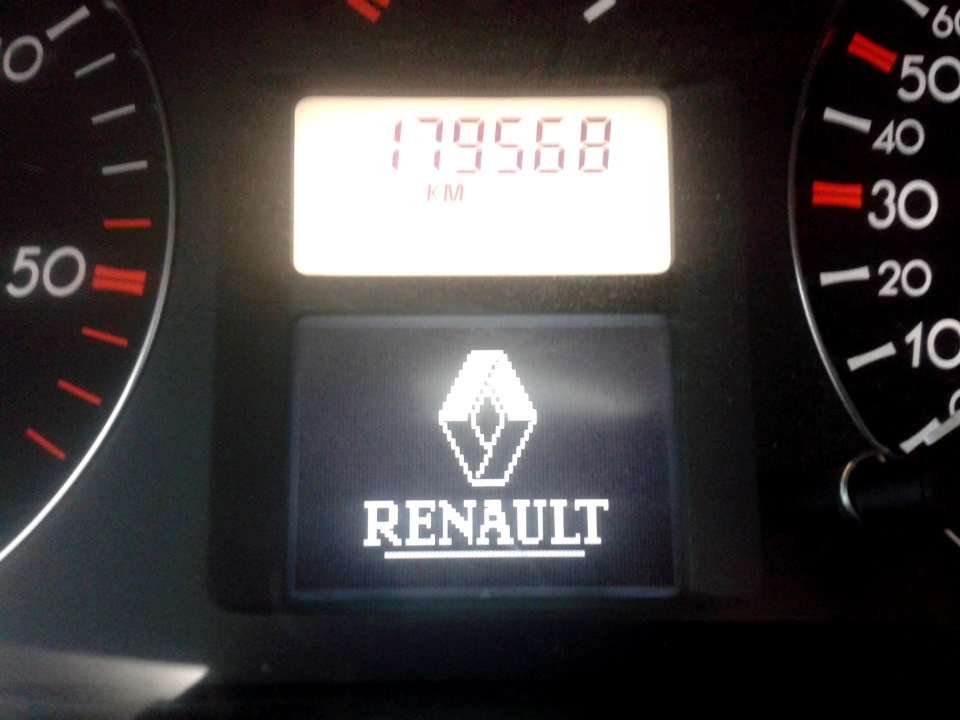надпись "рено" на приборке — Renault Laguna II, 1,9 л, 2001 года ...