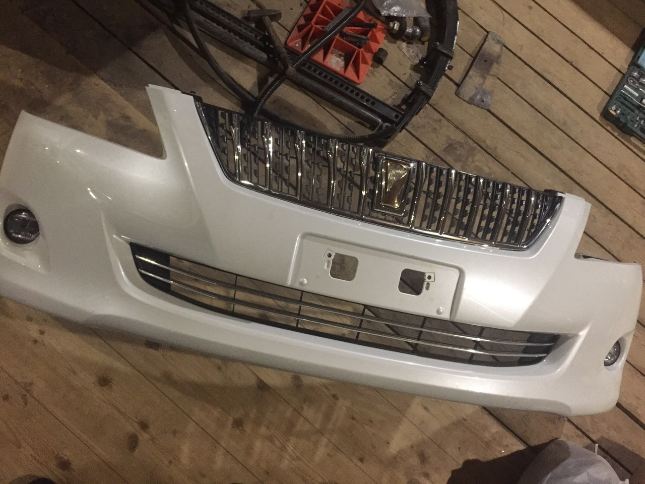 Бампер передний bmw e90 дорестайлинг. Передний парктроник bmw x5 f15. Black carbon fiber накладки q7. Отбойник на бампер автомобиля. Ресничка бампера bmw f15.