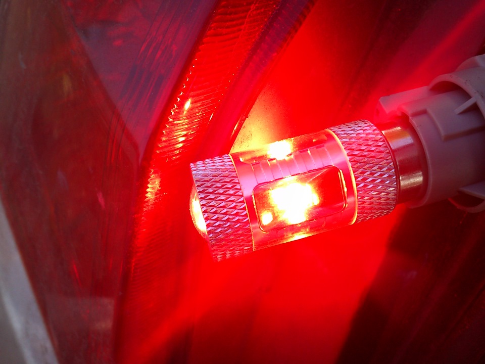 Лампочка 1 красный цвет. P21w led cree. Лампа задняя ПТФ Каен. Лампа красная задняя ПТФ бесцокольная. Светодиодные лампы в задние фонари Peugeot 307.