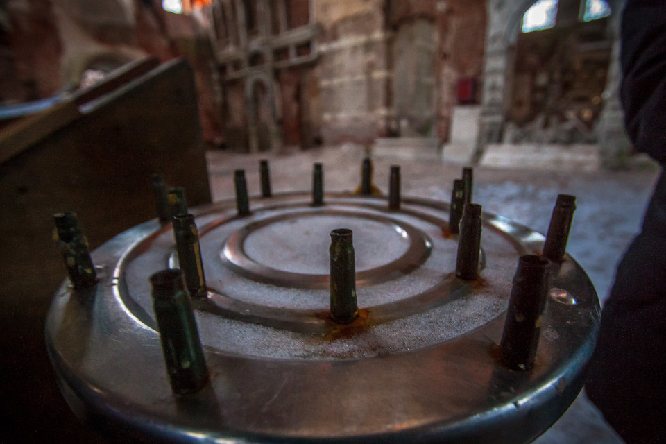 Вот такой подсвечник из стреляных гильз и старого основания. Видимо чашечки для свечей были выковыряны лихими людьми, посещавшими это место или просто от времени отвалились, а сейчас их заменили тем, что было под рукой. — Toyota Land Cruiser Prado 90-series