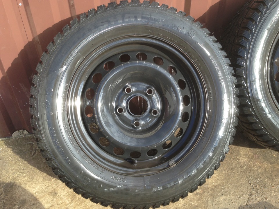 Шины зимние шипованные Kumho 195/65 R15, штампованные диски Skoda 6Jx15 ...