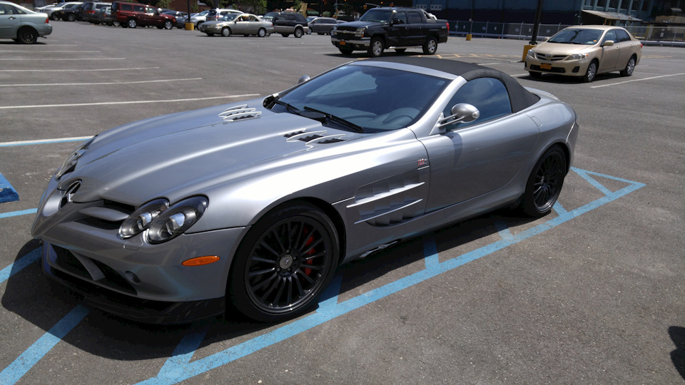 2009 SLR MCLAREN 722s просто стоит на парковке компьютерного ...
