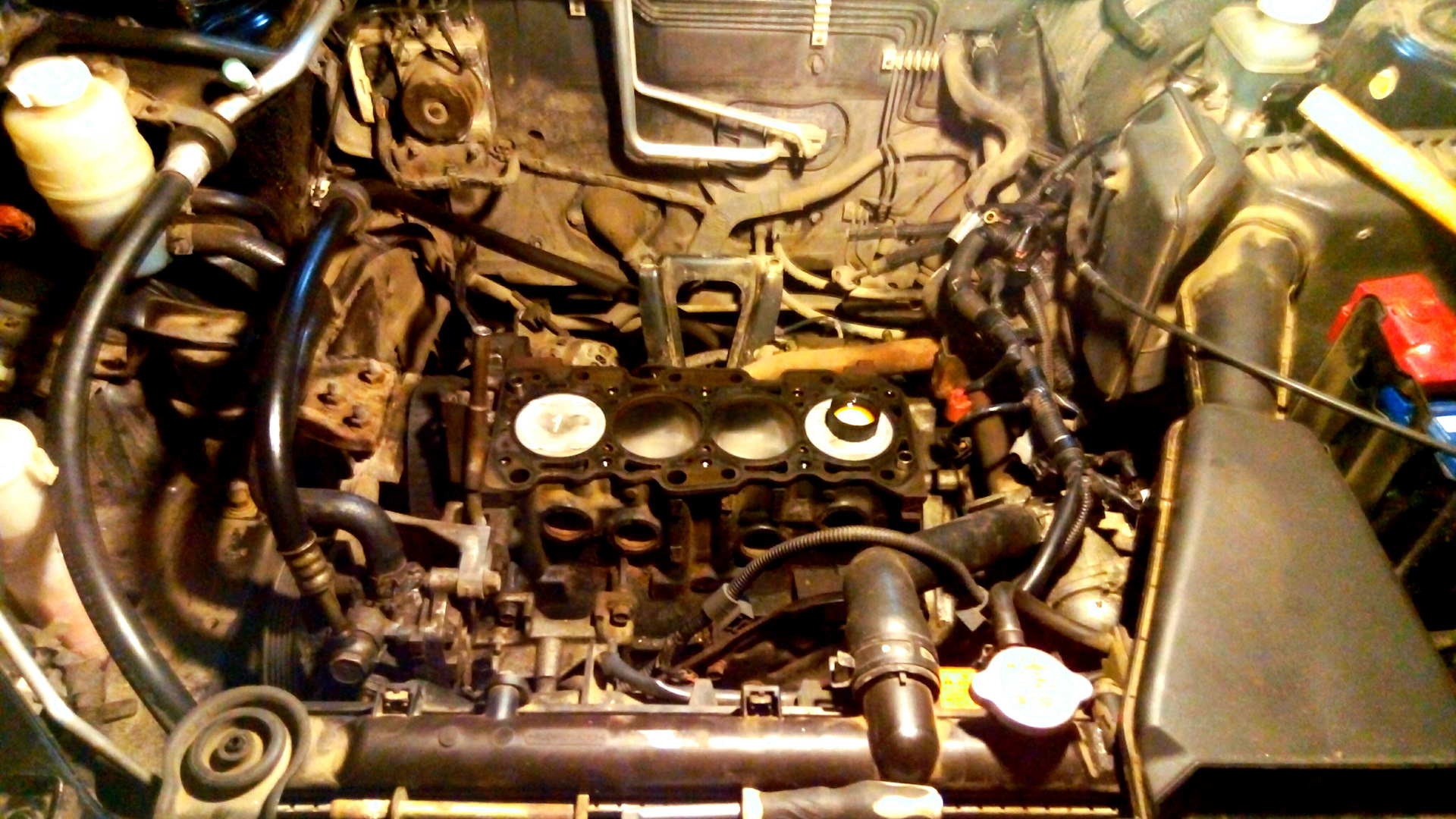 Mitsubishi lancer 16 сальники клапанов. Замена клапана лансер 9. Свечной колодец лансер 9. 6. Прокладка клапанной крышки ланцер 9.