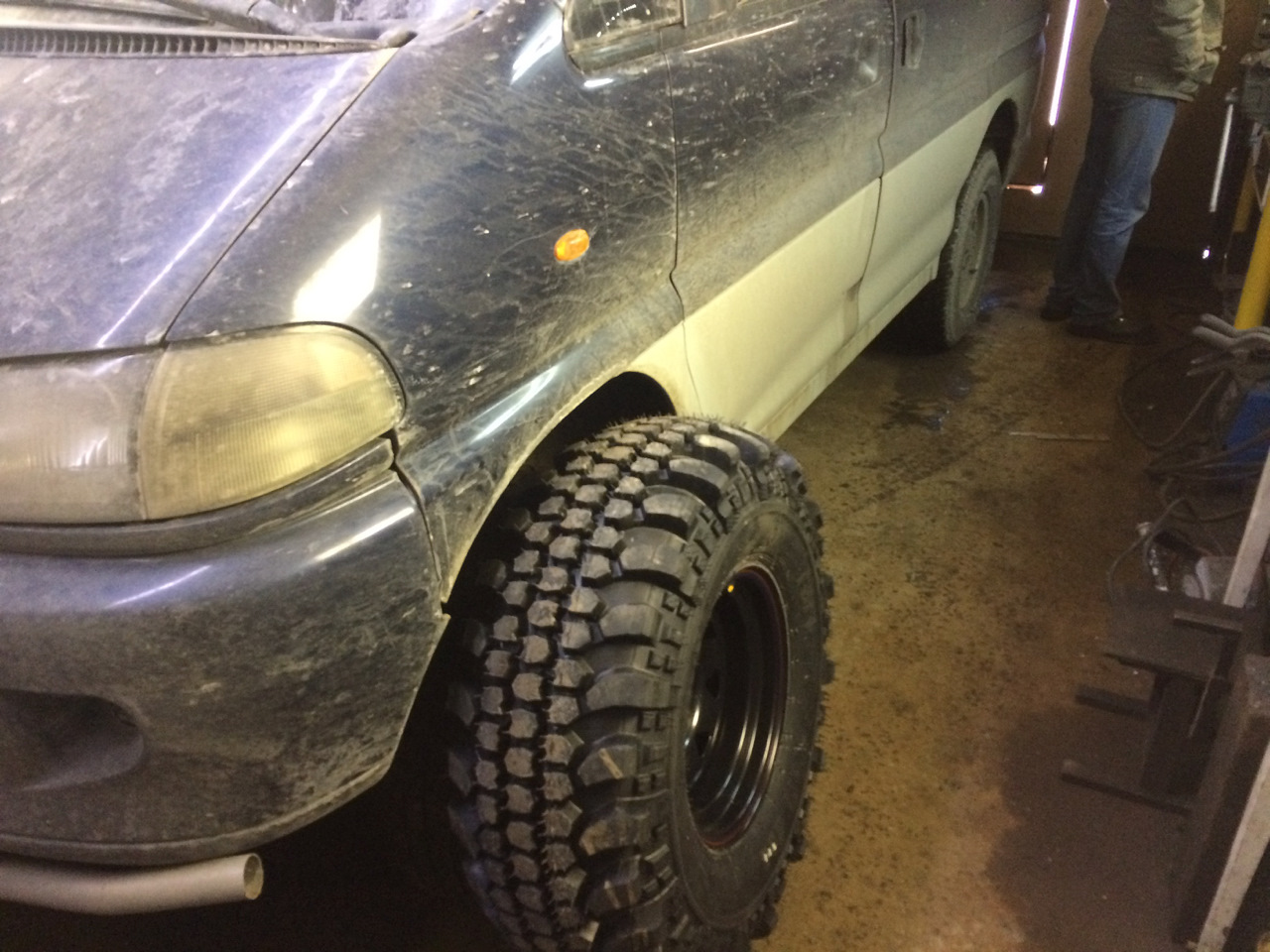 Резина на делику. Delica 31 колеса. 30 9. Диски на митсубиси делика p35w. Делика булка шины.