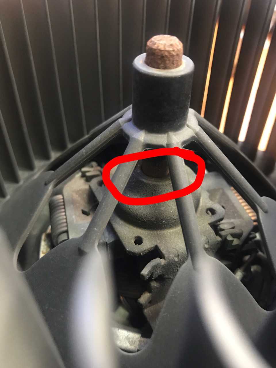 Смазываем втулки вентилятора печки е90 — BMW 3 series (E90), 2 л, 2009 ...