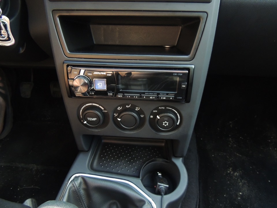 Alpine CDE-175R установка в новую панель приоры без рамки — Lada Приора ...