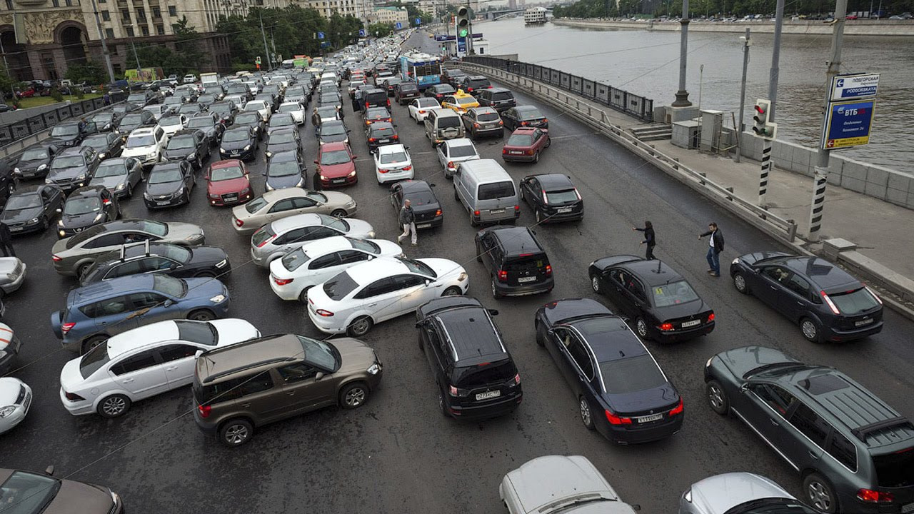 Авто москва улица. Автомобильная пробка. Пробки в Москве. Много машин в городе. Москва много машин.