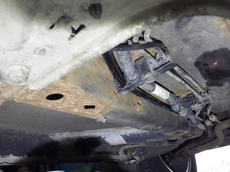 В штатной проводке трубок ABS оказалось свободное место и туда как родная легла термопластиковая трубка. — Renault Megane Scenic