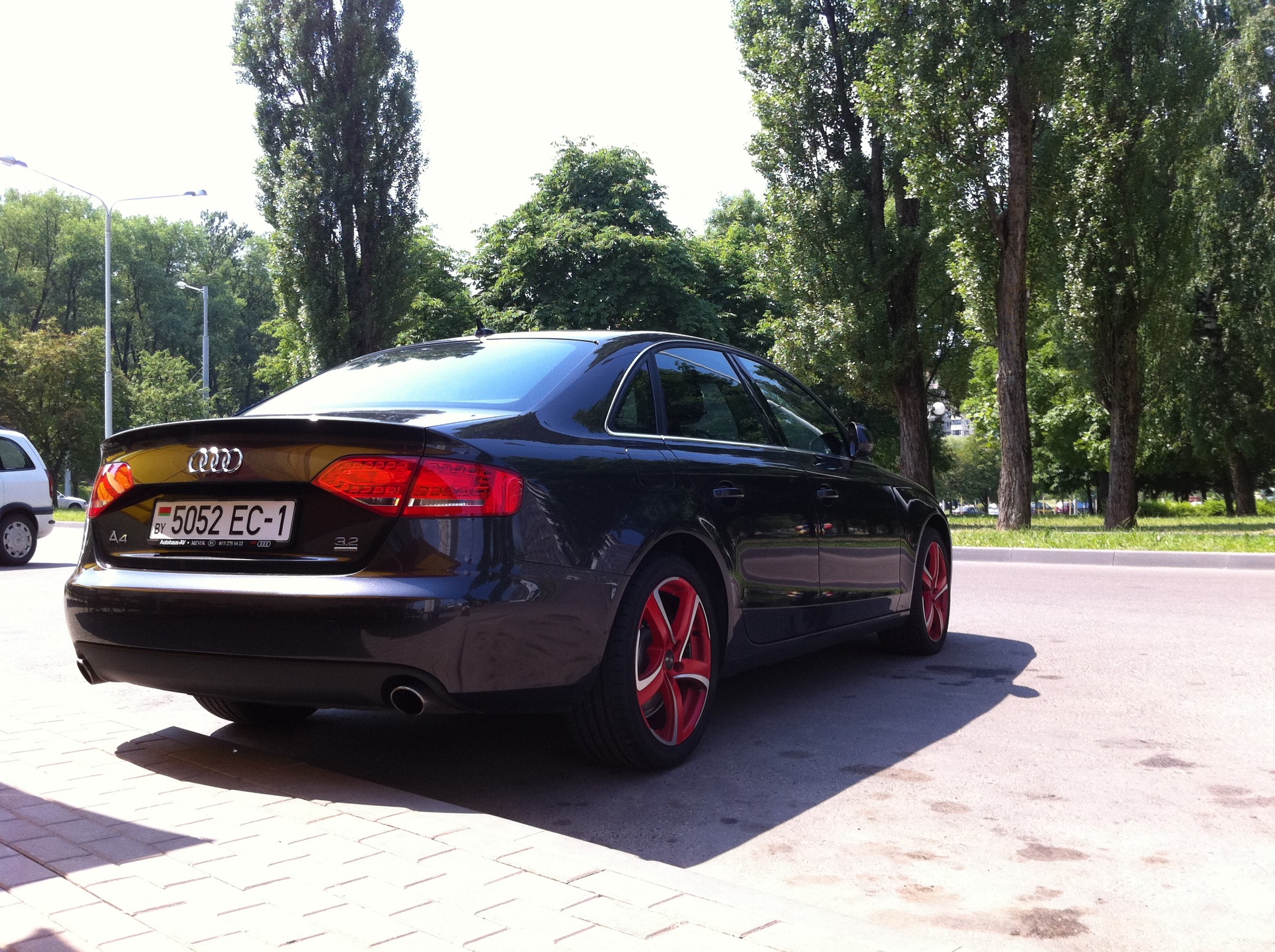 Фото машины на красных дисках — Audi A4 (B8), 3,2 л, 2008 года | колёсные  диски | DRIVE2