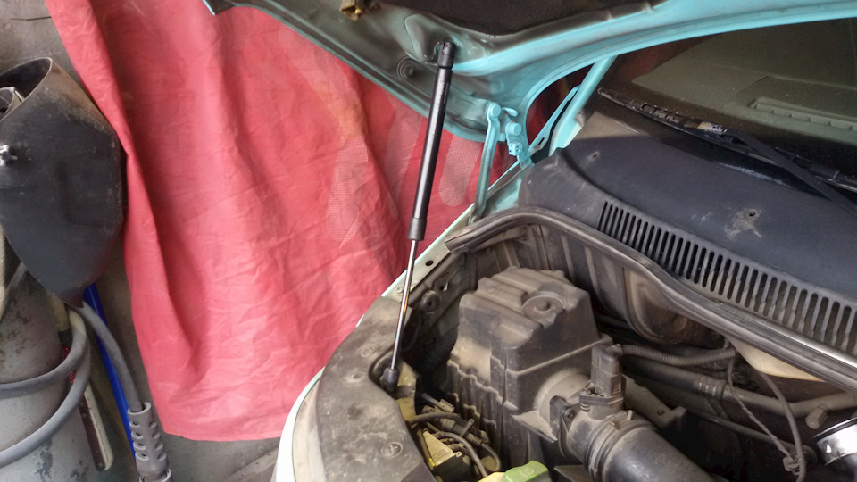 Амортизатор на капот — Volkswagen Transporter T5, 2,5 л, 2008 года ...