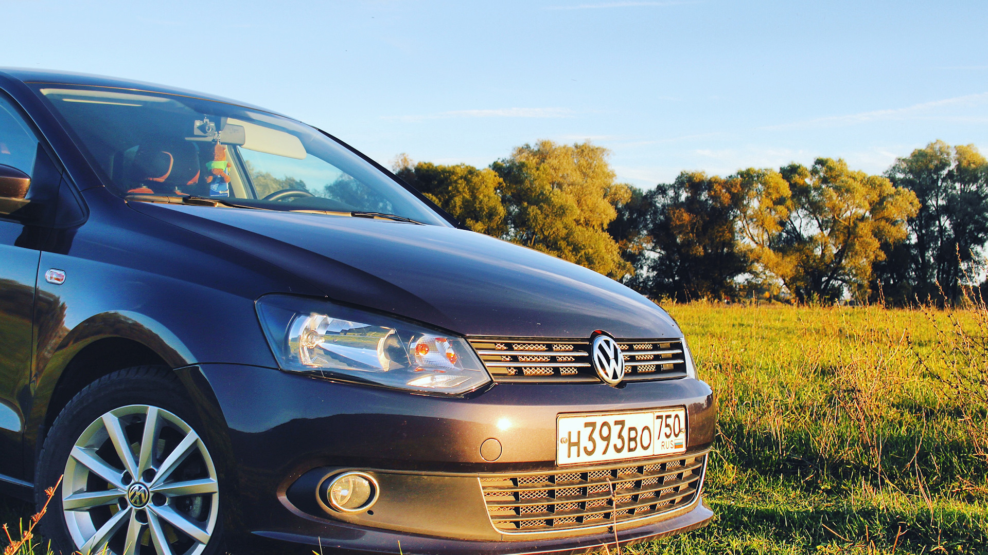 Выбор поло седан. Поло седан 1.4. Винил на Фольксваген поло седан. Реклама Volkswagen. Реклама Фольксваген поло седан 2012.