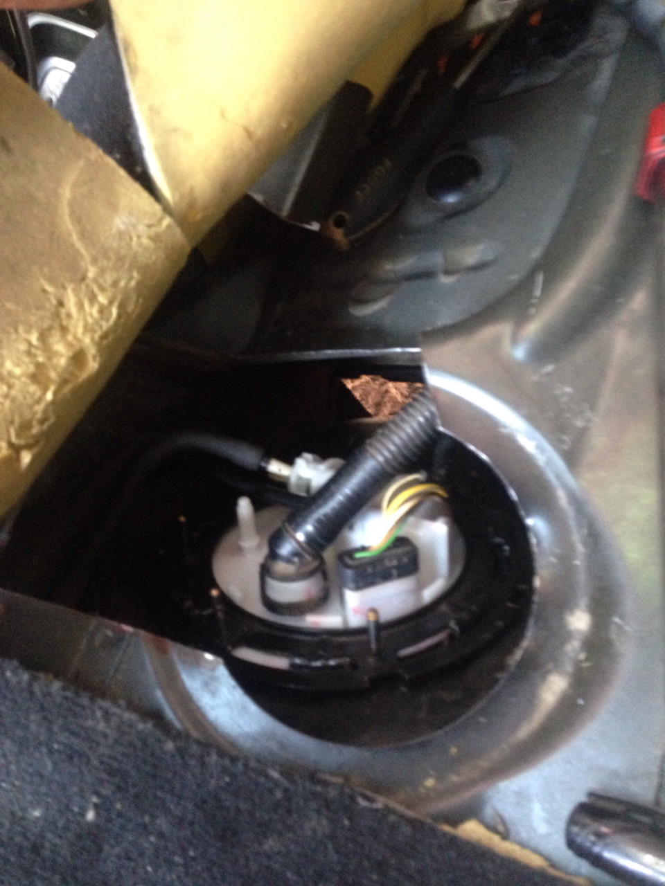 Замена бензонасоса и проверка датчика уровня топлива на Rover 75 1.8 Turbo 2003 