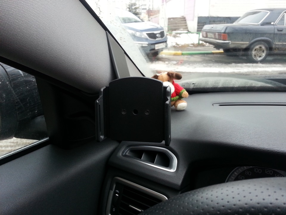 Вот тут он у меня теперь живёт — Volvo XC70 III