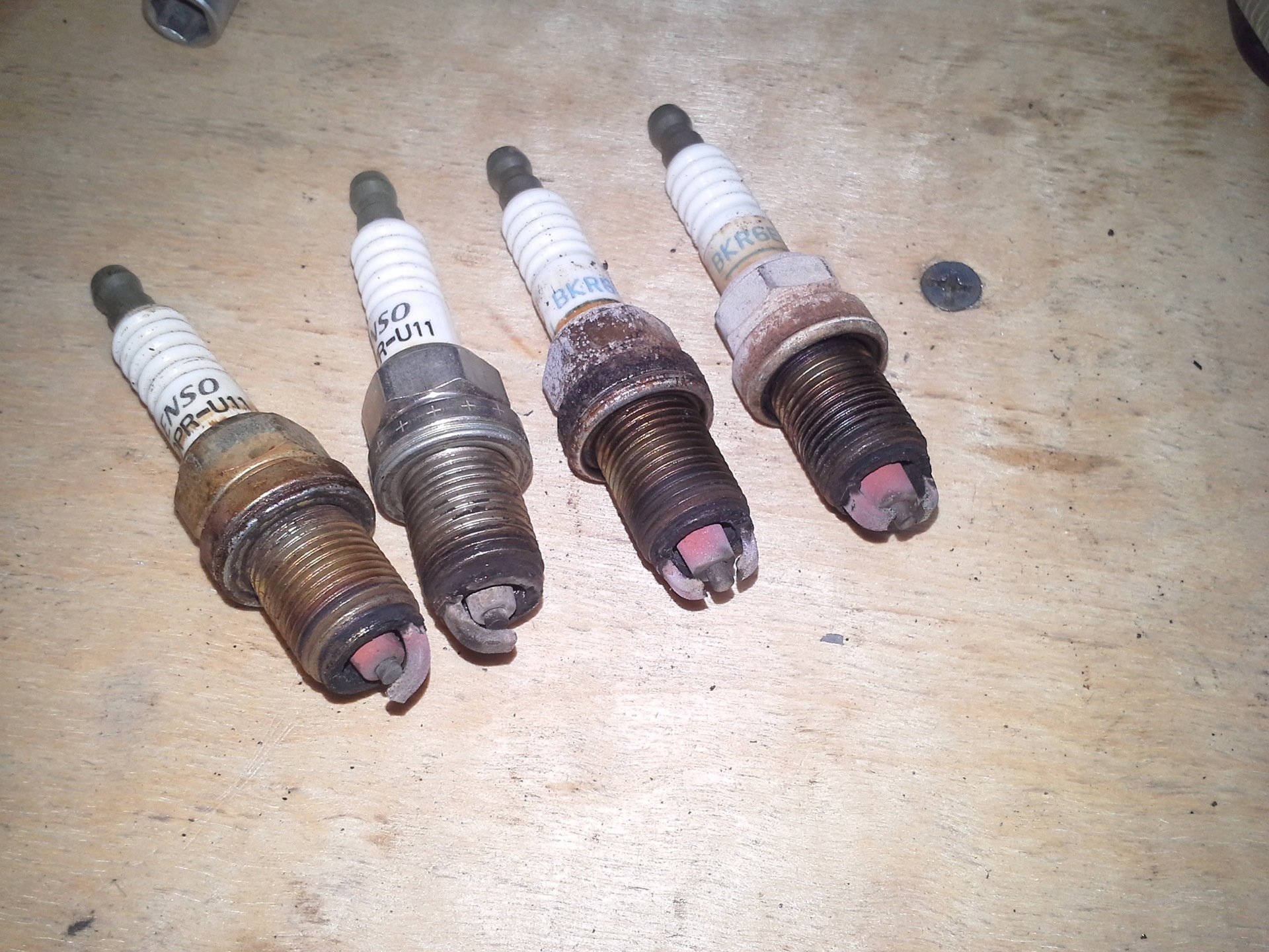 Что делать с огарками свечей. Фото свечей после пробега 30т. 500. 094131-0020 denso. Свечи после спирали.