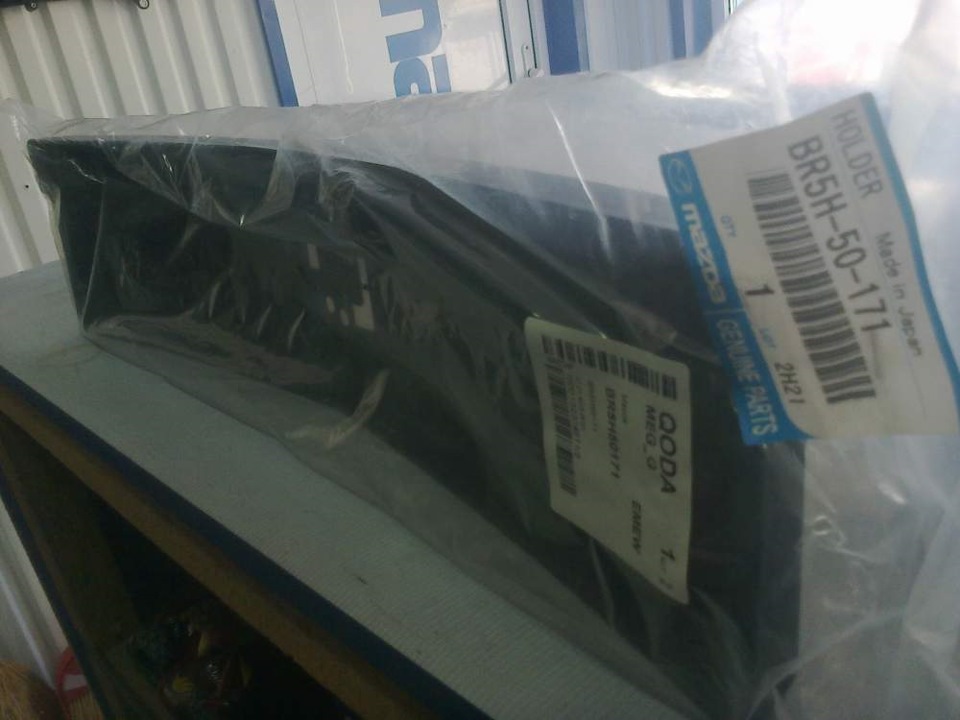 BR5H50171 Накладка бампера переднего под номерной знак MAZDA | Запчасти ...