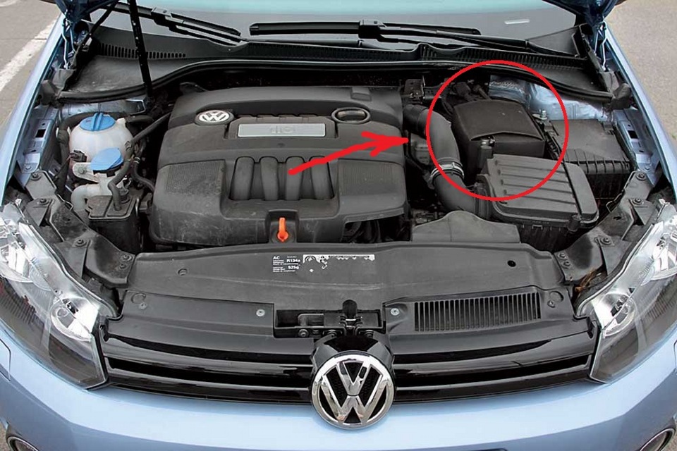 Открыть капот гольф. Volkswagen Golf 5 открытый капот. VW гольф плюс 1,6 подкапотное. Volkswagen Golf 7 1,2 под капотом. Volkswagen Golf 4 1.4 под капотом.