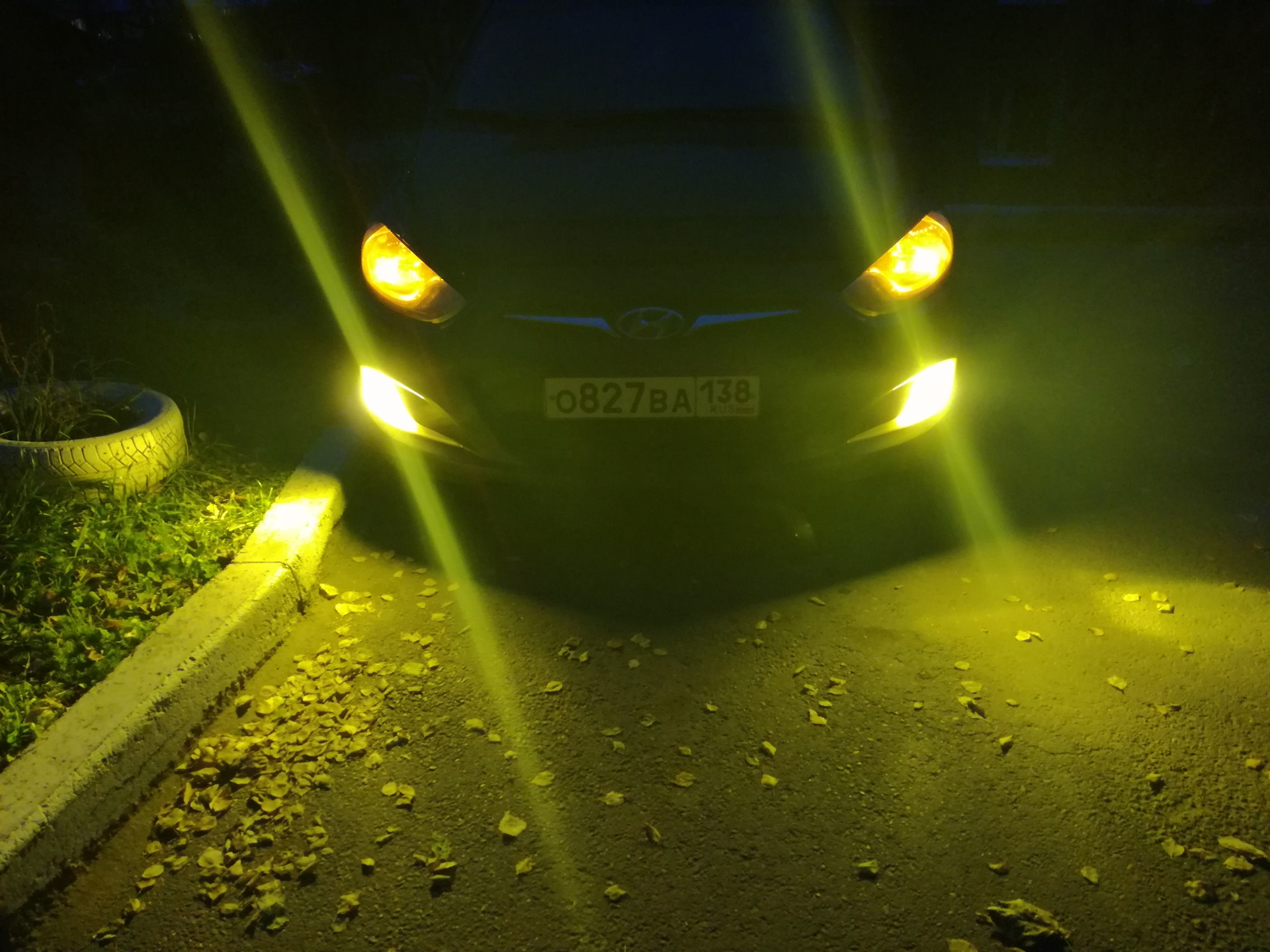 Желтый свет на дороге. Желтые лампочки туманки Солярис 1. ПТФ Hyundai Solaris в темноте. Led противотуманки в Солярис желтые. Свет фар Солярис 2.