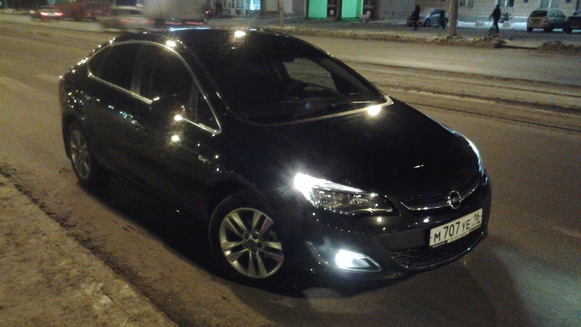 Opel Astra j седан ночью