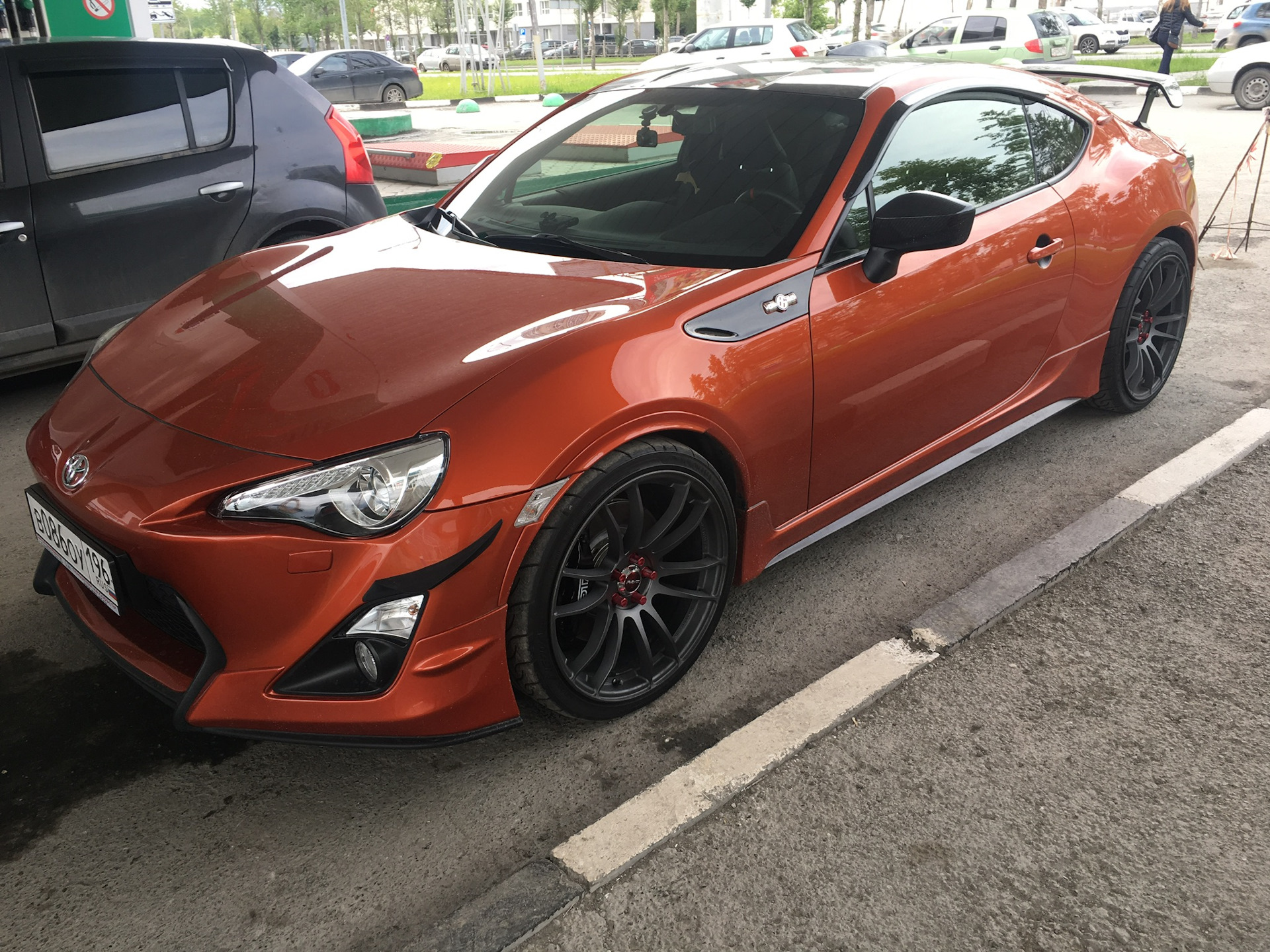 Toyota gt86 оранжевая